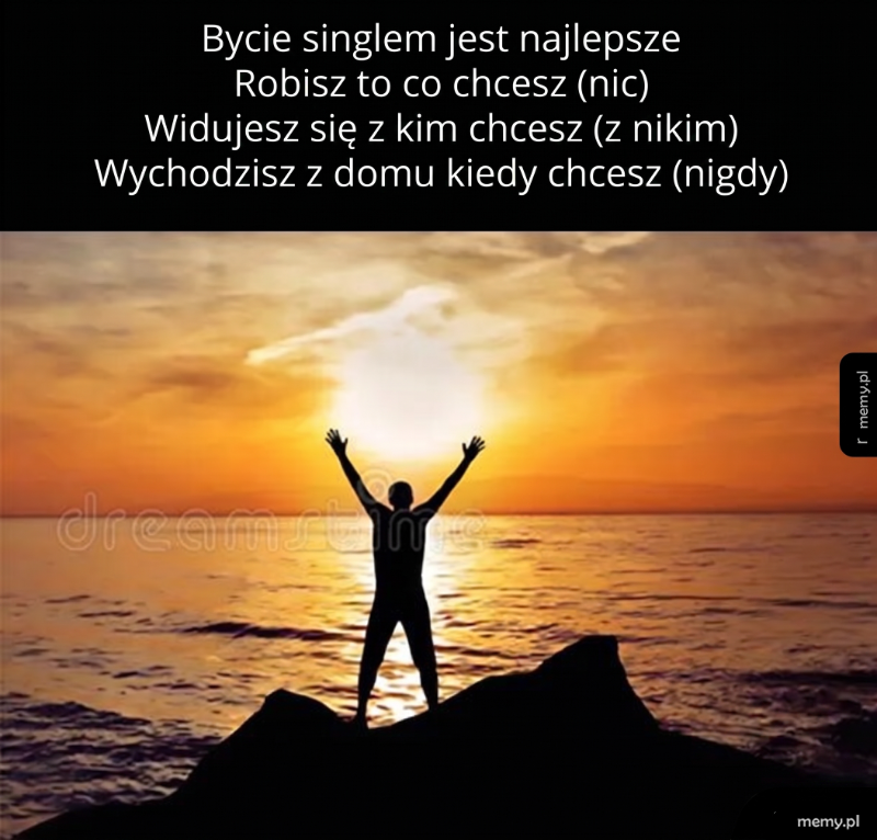 Osoba na plaży podczas zachodu słońca, z uniesionymi rękami.