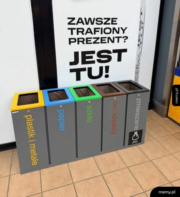 Pięć pojemników do segregacji odpadów w różnych kolorach.