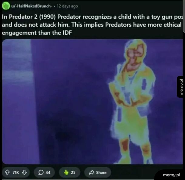 Postać w kombinezonie trzymająca zabawkowy pistolet, widoczna w podczerwieni.