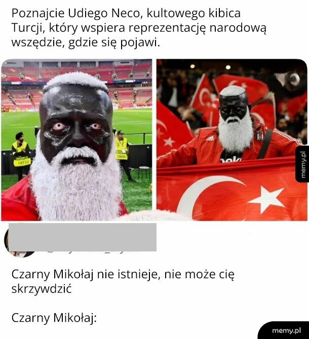 Mężczyzna z białą brodą i czarną twarzą, ubrany w strój kibica z flagą Turcji.