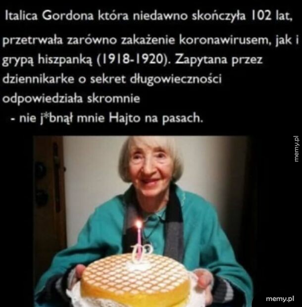 Starsza kobieta trzyma tort urodzinowy, uśmiechając się do kamery.
