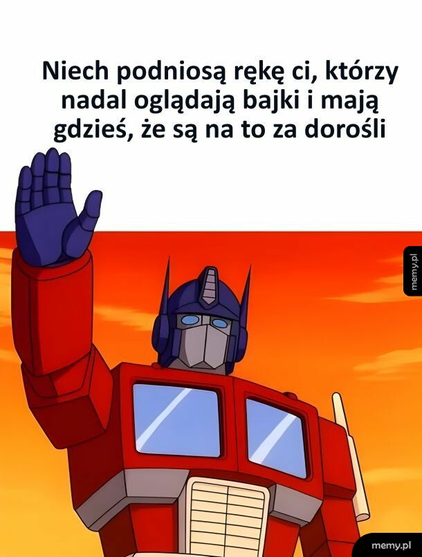 Robot w czerwonym i niebieskim pancerzu z uniesioną ręką na tle pomarańczowego nieba.