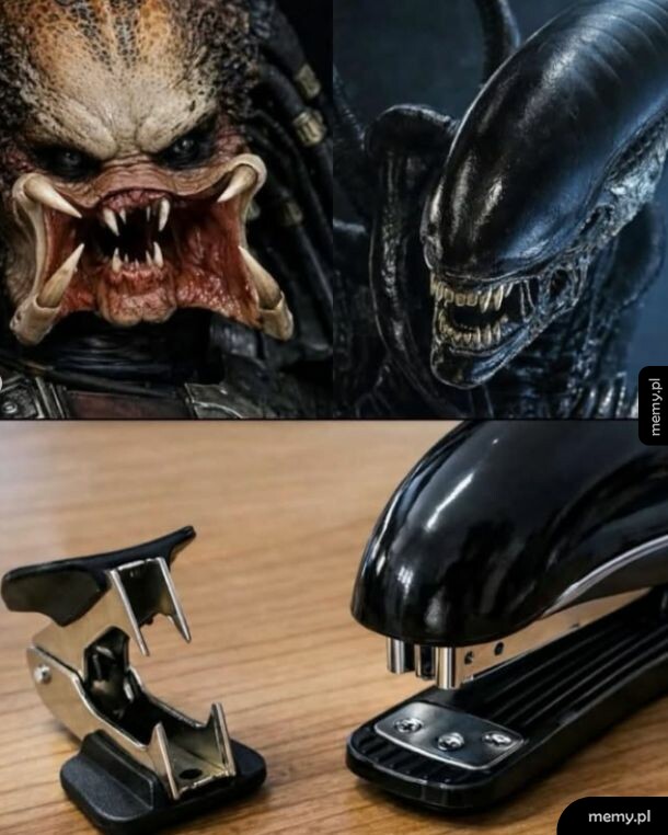 Dwa potwory z filmów sci-fi obok zszywacza i dziurkacza.