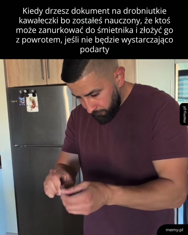 Mężczyzna trzyma kawałek papieru i wygląda na skoncentrowanego.