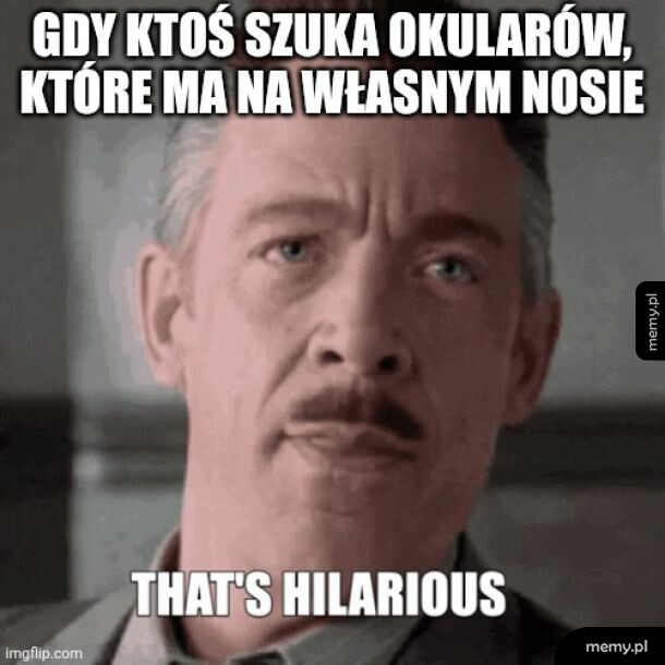 Mężczyzna z poważnym wyrazem twarzy, tekst w tle.