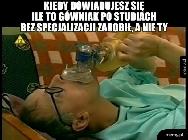 Mężczyzna leży na kanapie z butelką w ręku, w okularach i z wyrazem zdziwienia.