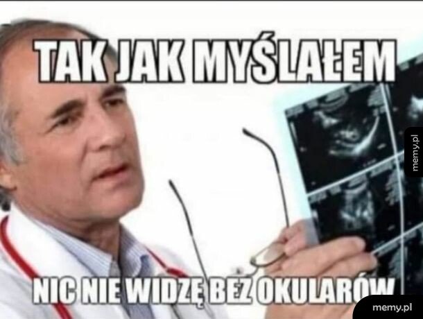 Mężczyzna w białym fartuchu trzyma zdjęcia rentgenowskie i okulary.