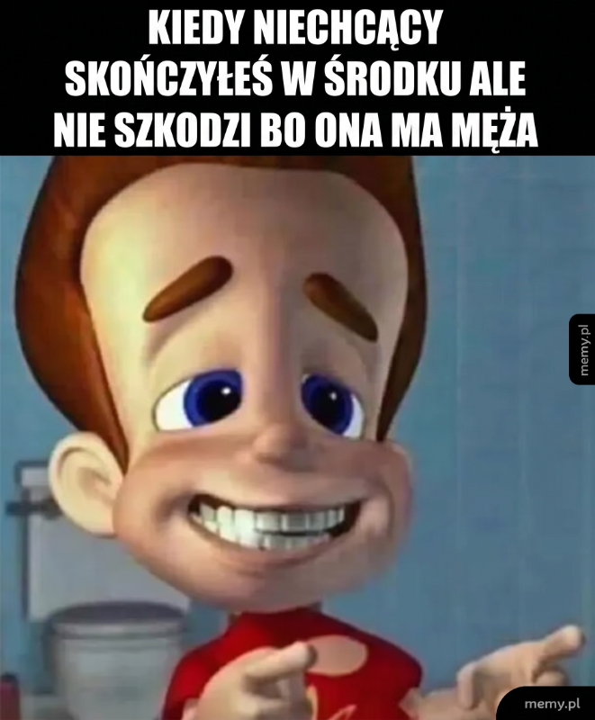 Chłopiec z szerokim uśmiechem i fryzurą na jeża.