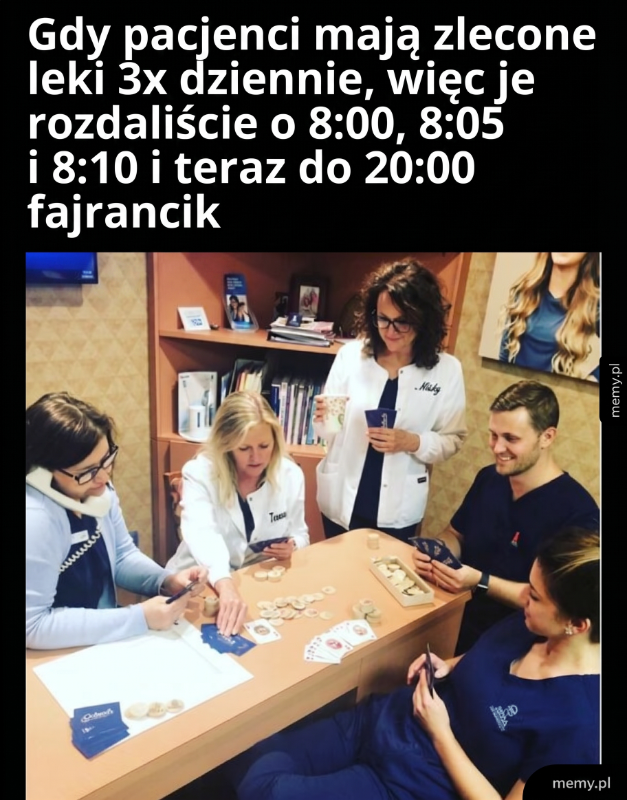 Grupa osób w białych fartuchach medycznych, rozdająca leki pacjentom.