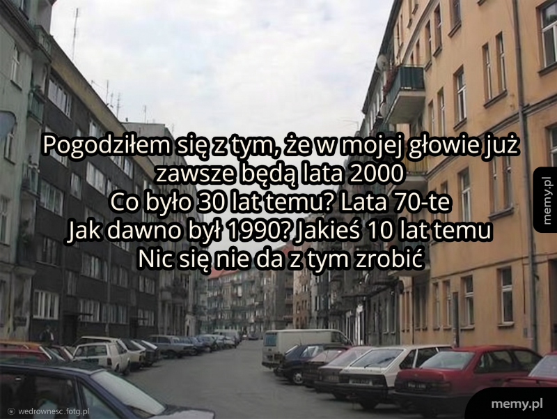 Ulica z budynkami, tekst na tle.