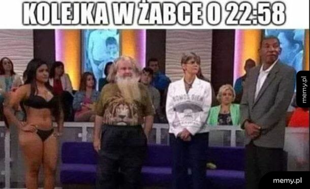 Cztery osoby na scenie, różne style ubioru, w tle widownia.