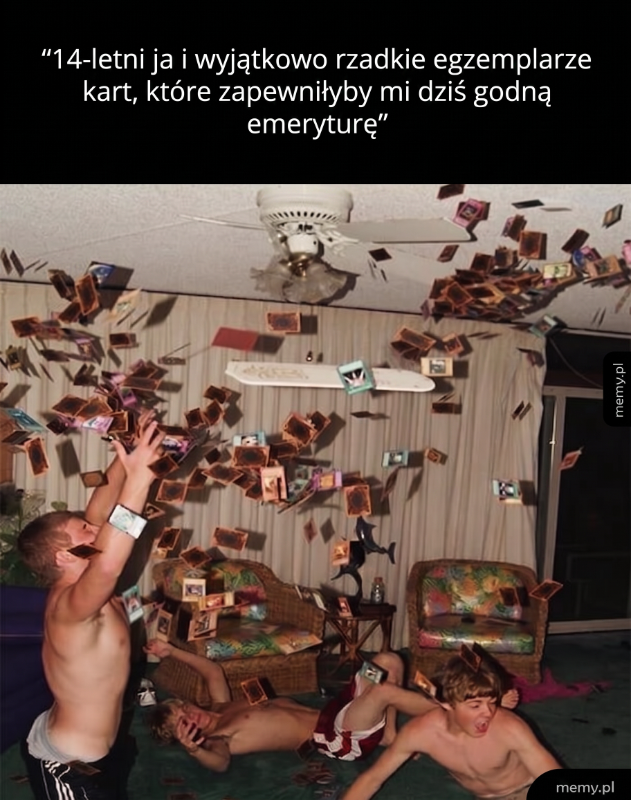 Grupa młodych ludzi w pokoju, rzucających kartami do gry.