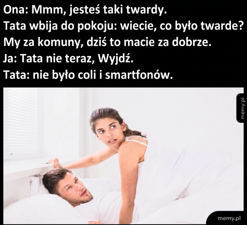 Mężczyzna leży w łóżku z zaskoczoną kobietą, oboje w piżamach.