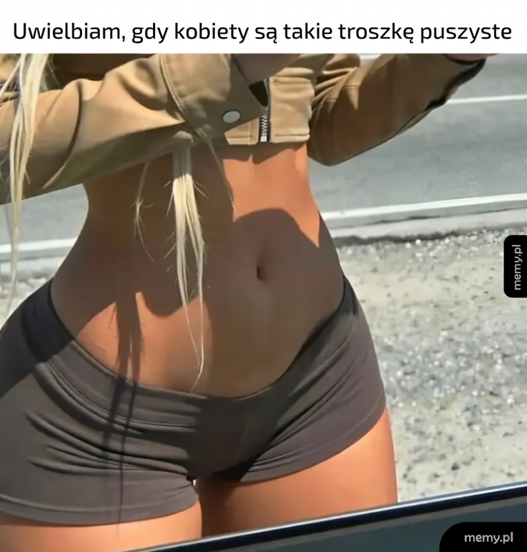 Kobieta w krótkich szortach z długimi włosami na tle drogi.