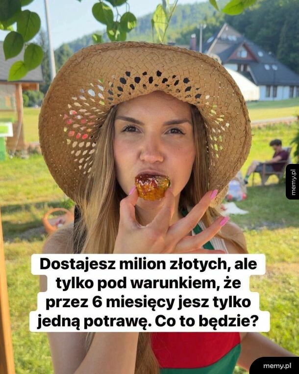 Kobieta trzymająca w dłoni jedzenie, z uśmiechem na twarzy.