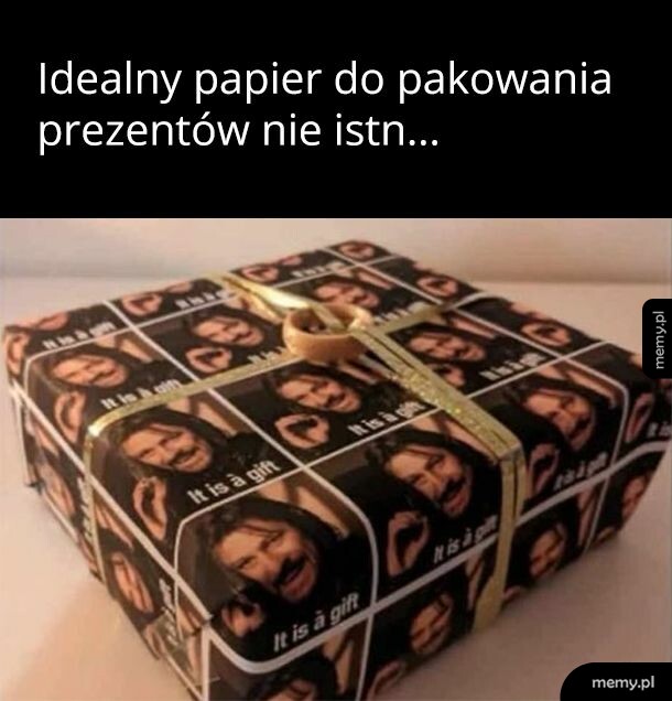 Prezent zapakowany w papier z wizerunkiem uśmiechniętej twarzy.