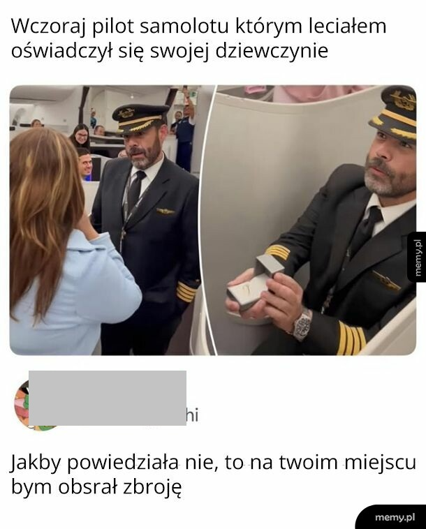 Pilot w mundurze trzyma pierścionek na pokładzie samolotu.