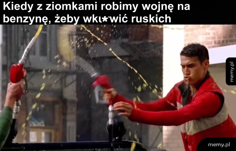Mężczyzna w czerwonym swetrze leje benzynę z węża na innego mężczyznę.