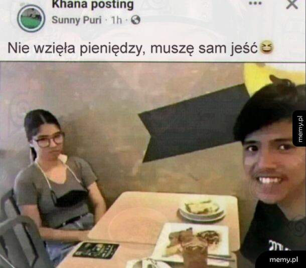 Mężczyzna uśmiechający się do kamery, siedzący przy stole z jedzeniem, obok niego smutna kobieta.