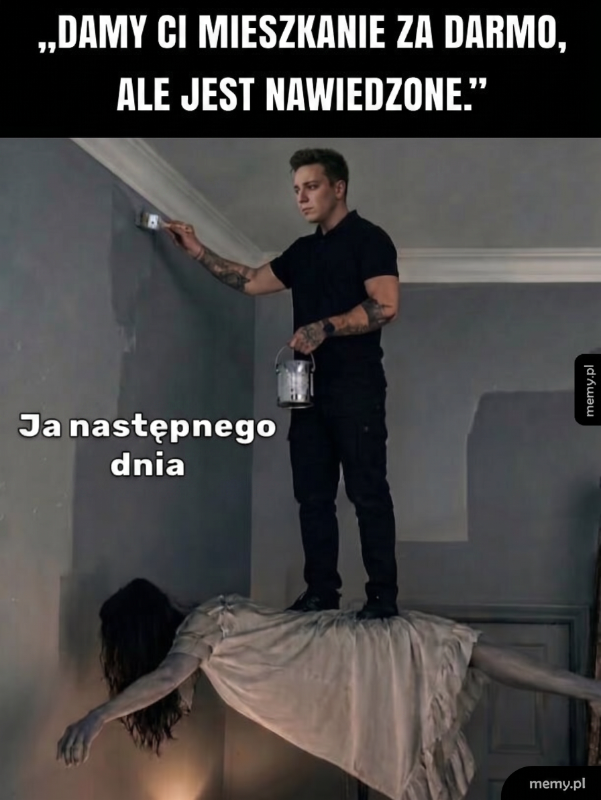 Mężczyzna malujący sufit, stojąc na plecach przerażającej postaci.