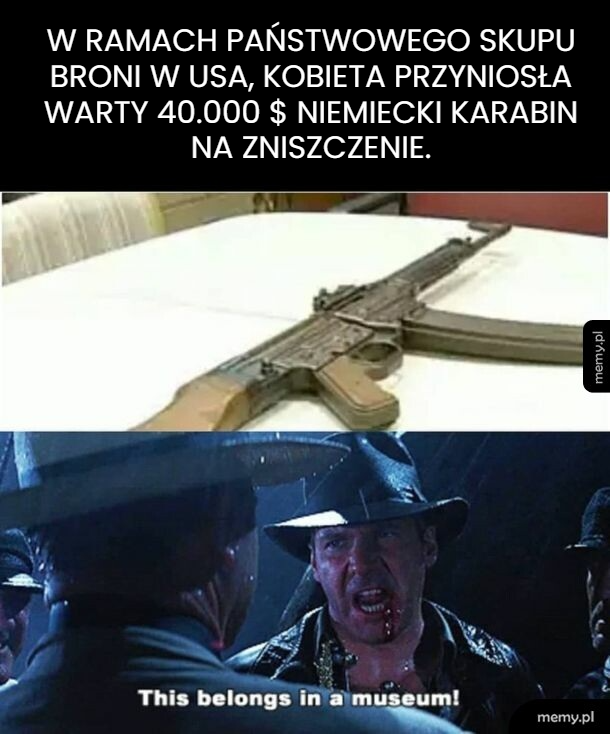 Karabin na stole i scena z filmu, mężczyzna krzyczy.