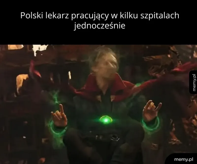 Mężczyzna w czerwonym płaszczu medytujący w zniszczonym otoczeniu.