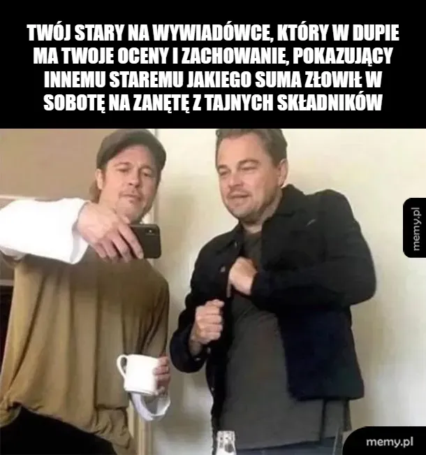 Dwaj mężczyźni w nieformalnej scenerii, jeden trzyma filiżankę.