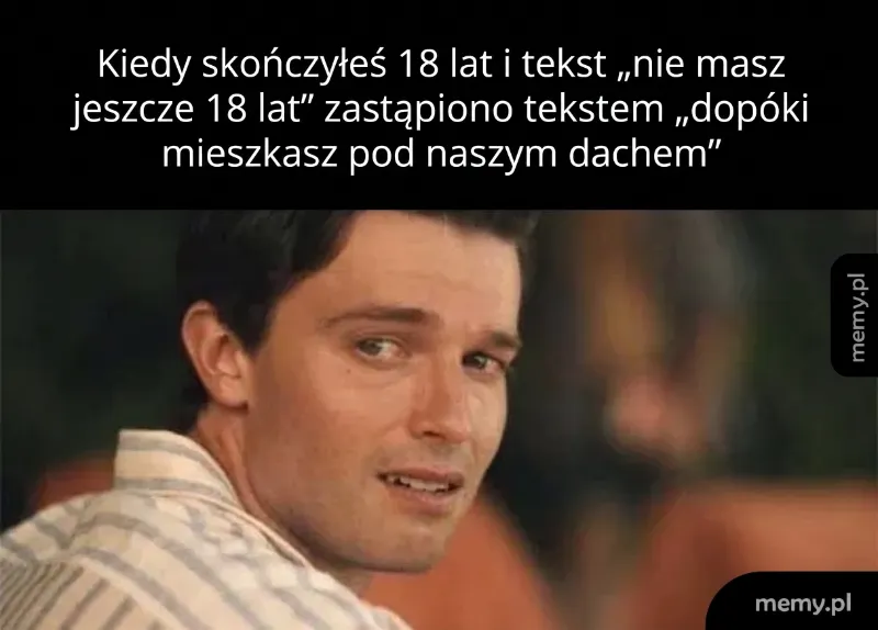Mężczyzna w koszuli z wyrazem twarzy sugerującym zaskoczenie lub niezadowolenie.