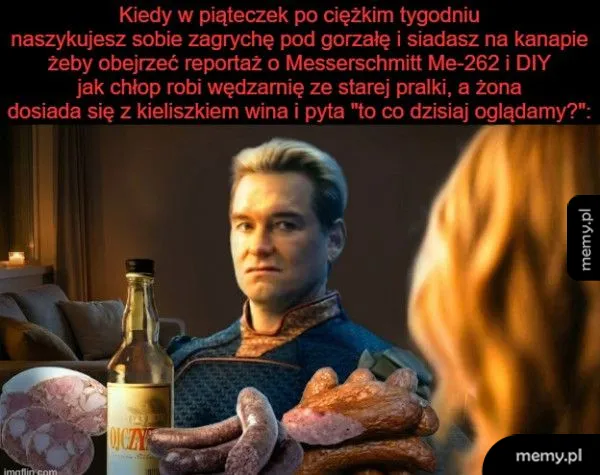 Mężczyzna wpatrujący się w kamerę, butelka alkoholu i jedzenie w tle.
