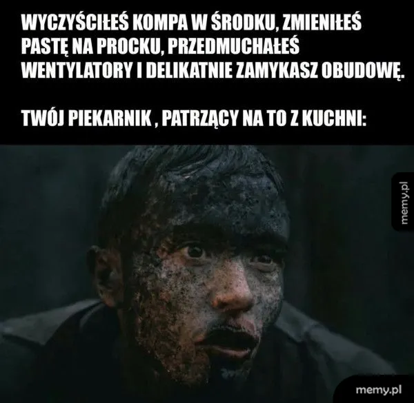 Mężczyzna z brudną twarzą, wyglądający na zaskoczonego lub przerażonego.
