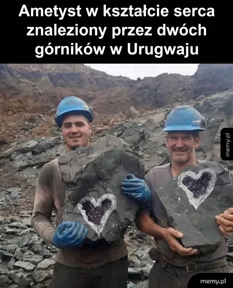 Dwóch górników trzymających kamienie z ametystem w kształcie serca.