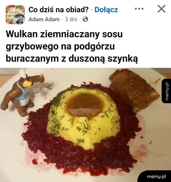 Talerz z jedzeniem: ziemniaczany wulkan, sos grzybowy, buraczki i duszona szynka.