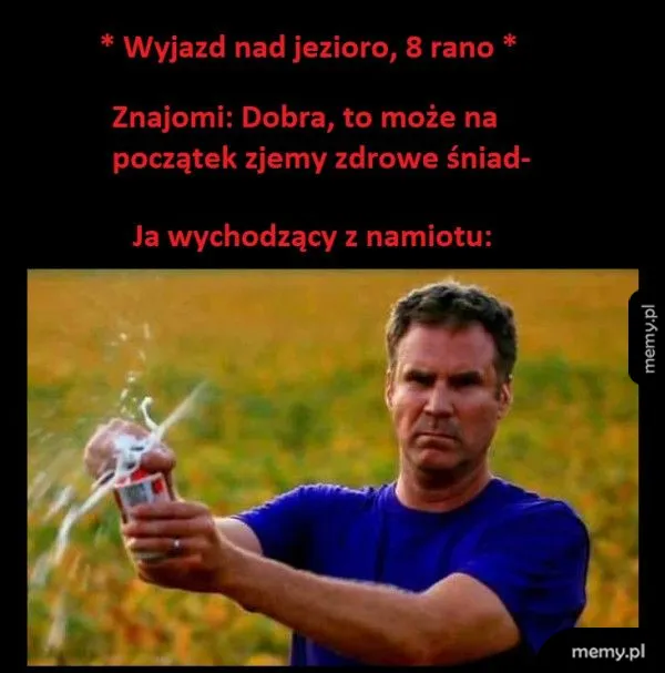 Mężczyzna otwierający napój w plenerze, w tle pole.