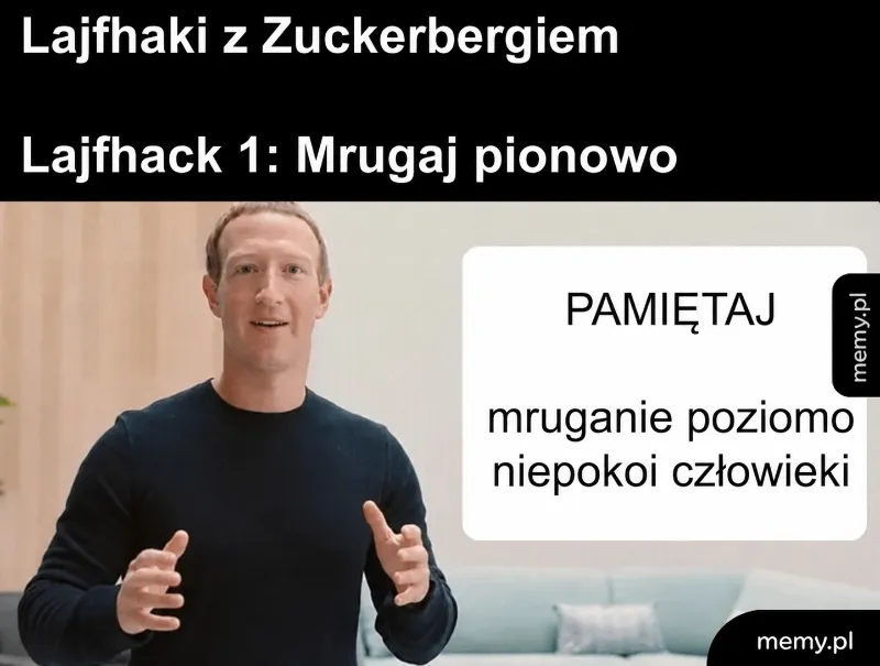 Mężczyzna w jasnym ubraniu, stojący w jasnym pomieszczeniu, mówi do kamery.