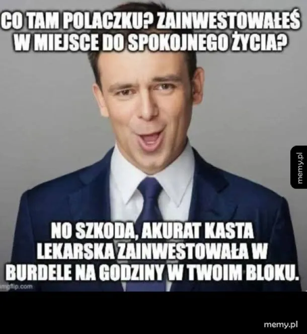 Mężczyzna w garniturze z ironicznym uśmiechem.