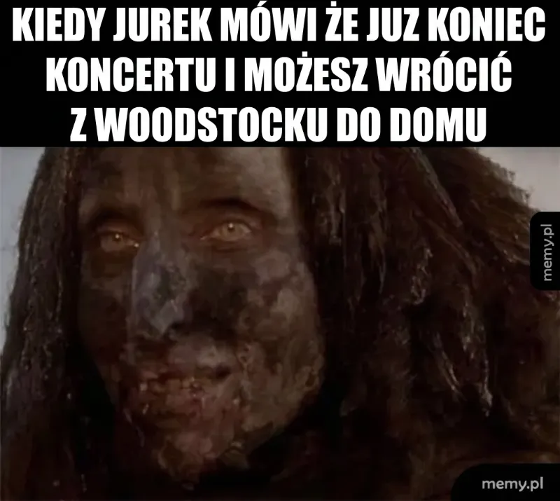 Osoba z brudną twarzą, wyglądająca na zmęczoną i zdezorientowaną.