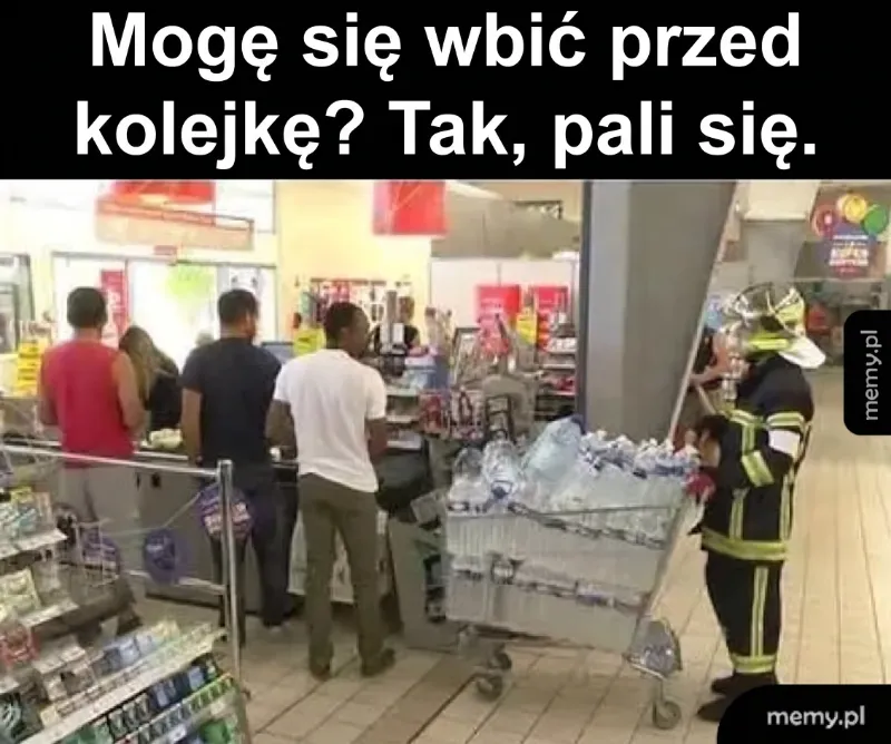 Osoba w mundurze strażaka z wózkiem pełnym butelek wody w sklepie.