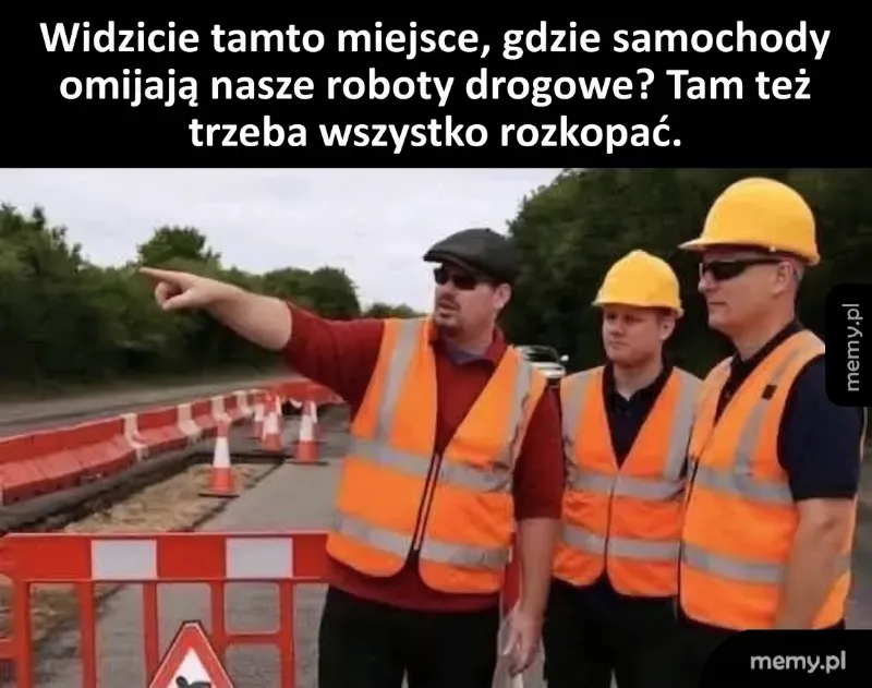 Trzech mężczyzn w kamizelkach odblaskowych wskazuje na drogę z barierkami.