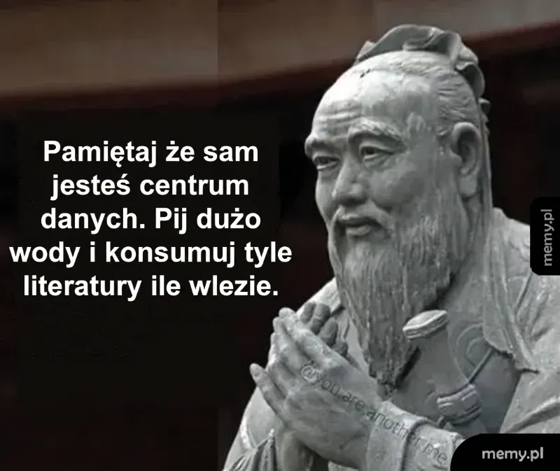 Rzeźba mężczyzny z brodą, z rękami złożonymi na piersi, w tle ciemne tło.