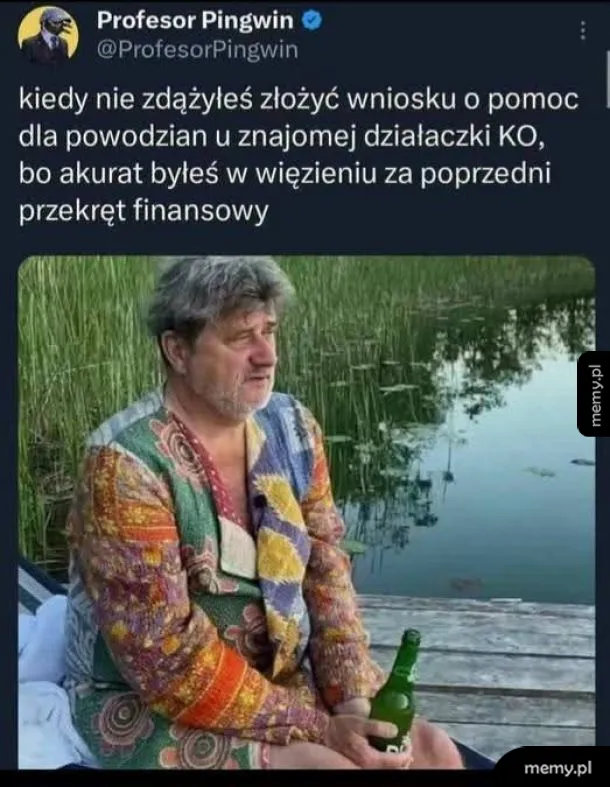 Mężczyzna siedzący nad wodą z butelką piwa.