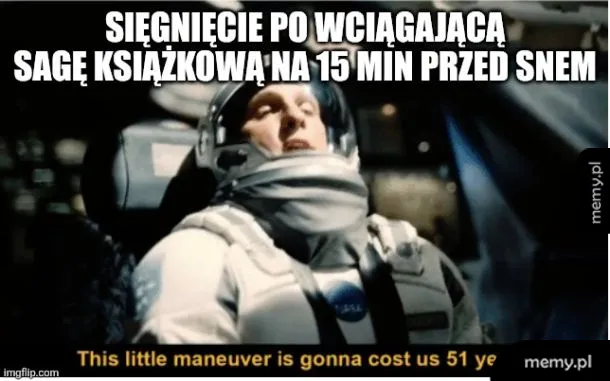 Astronauta w statku kosmicznym, zrelaksowany, z zamkniętymi oczami.