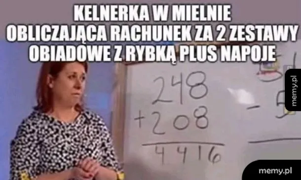 Kobieta w restauracji oblicza rachunek na tablicy.
