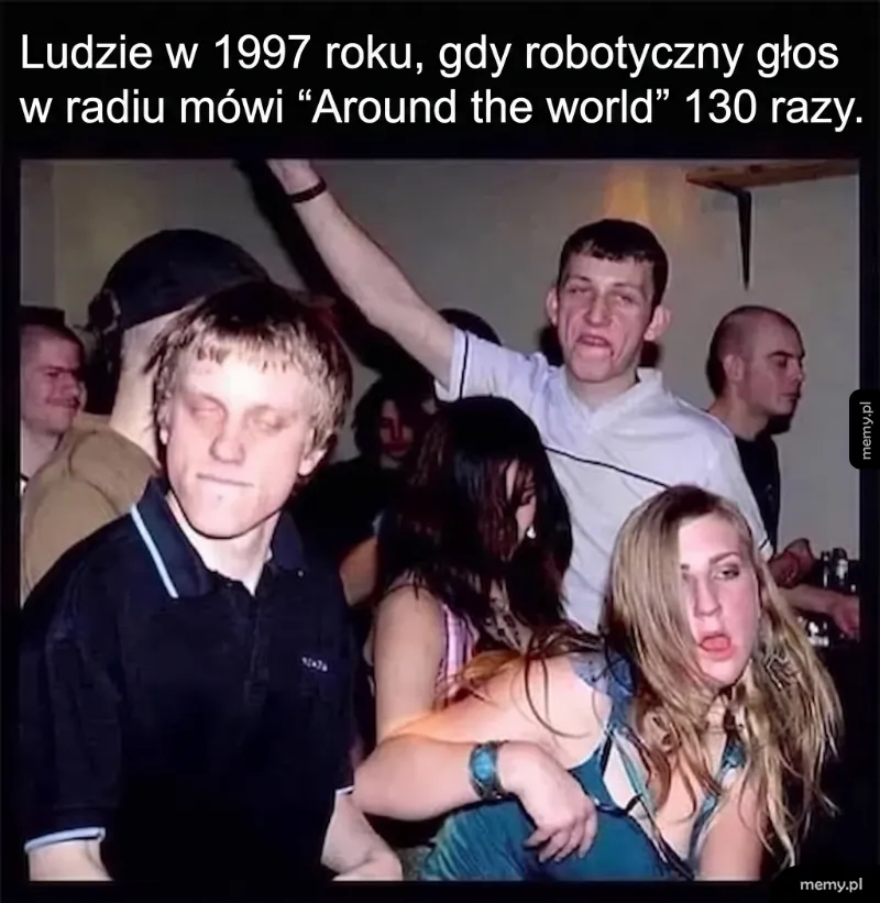 Grupa ludzi tańczących w klubie nocnym, z wyraźnymi emocjami na twarzach.