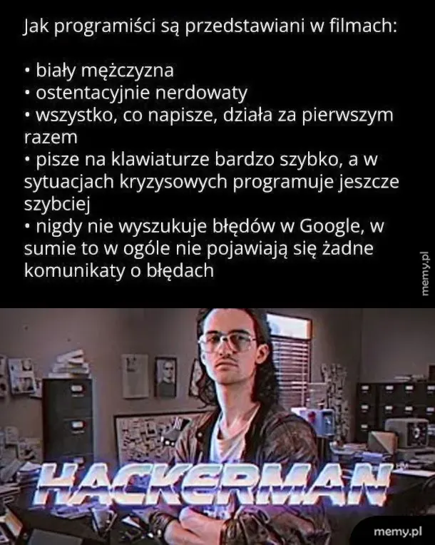 Mężczyzna w okularach, piszący na klawiaturze, z tekstem o stereotypach programistów.