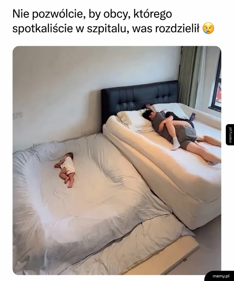 Dwie osoby leżą na łóżkach, obok nich małe dziecko na osobnym łóżku.
