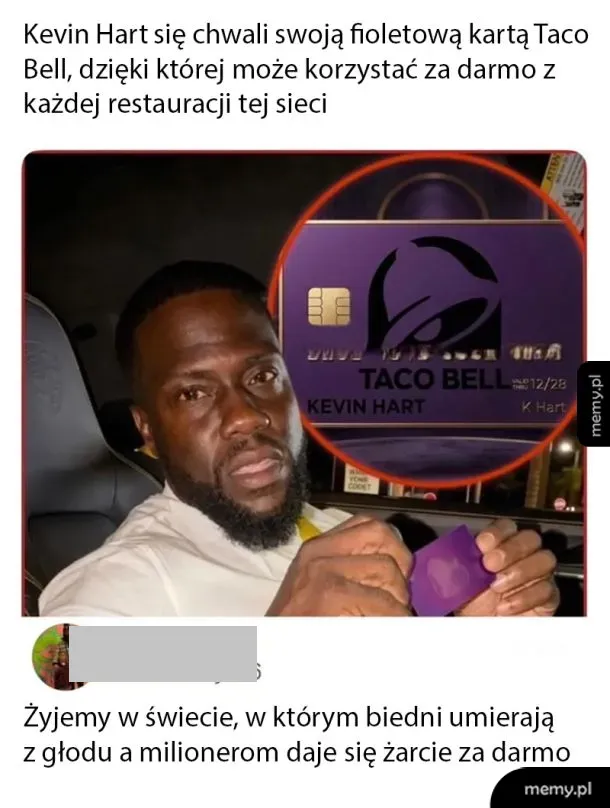 Mężczyzna trzyma fioletową kartę Taco Bell, uśmiechając się.