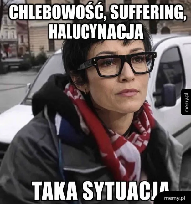 Kobieta w okularach z poważnym wyrazem twarzy na tle ulicy.