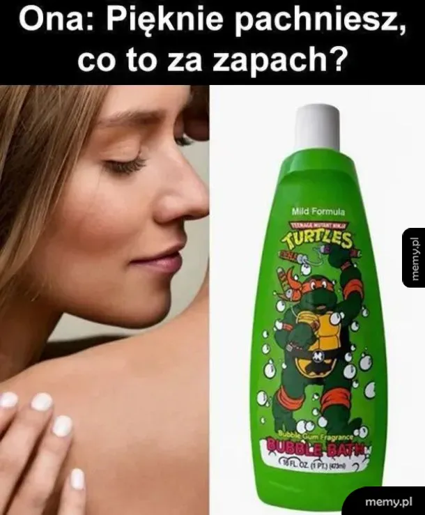 Kobieta wącha swój zapach, obok butelka żelu pod prysznic.