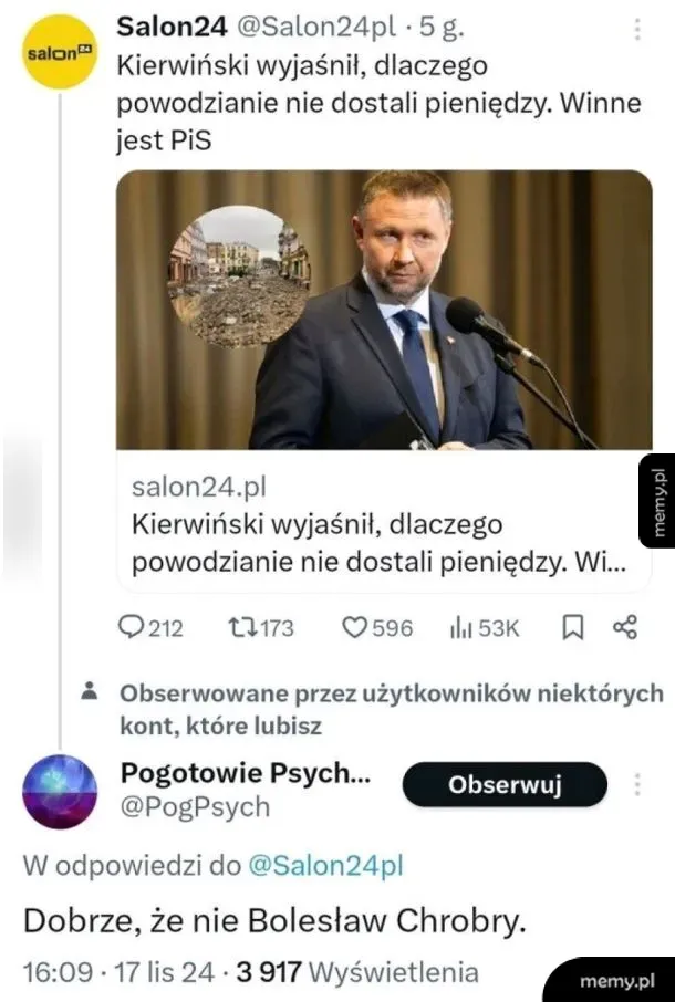 Mężczyzna w garniturze mówi do kamery, w tle zrujnowany budynek.