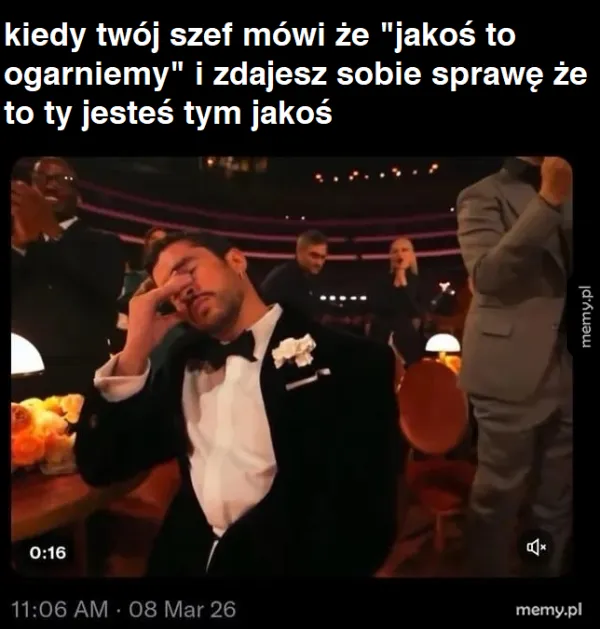 Mężczyzna w garniturze z zaskoczoną miną, siedzący w tłumie.